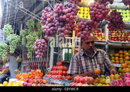 Dhaka, 05. Dezember 2014. Obst Anbieter an Chwak Bazar in der Altstadt von Dhaka, der Hauptstadt von Bangladesch. Stockfoto