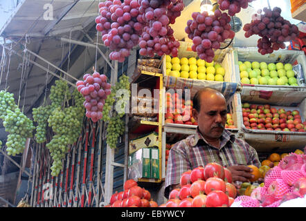 Dhaka, 05. Dezember 2014. Obst Anbieter an Chwak Bazar in der Altstadt von Dhaka, der Hauptstadt von Bangladesch. Stockfoto