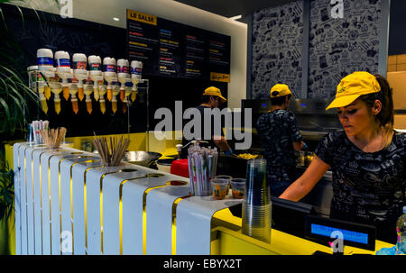 Arbeitnehmer bei der "Königin des Chips Amsterdam" Geschäft in Italien verkaufen nur chips / Pommes Frites mit verschiedenen Saucen oder Mayonnaise. Stockfoto