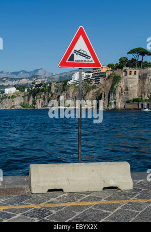 Warnzeichen für die Fahrer zu kümmern nicht zu nahe am Rand von Kai und Spitze ins Meer zu gehen. Stockfoto