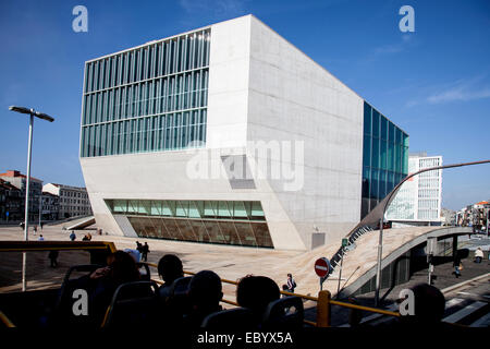 Musikhaus, Casa Da Musica Porto Portugal vom niederländischen Architekten Rem Koolhaas aus einen Touristenbus betrachtet. Stockfoto