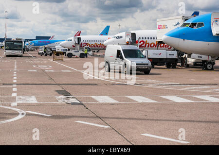 Thomson und Jet 2. com Boeing 737 Flugzeuge auf dem Vorfeld des Flughafen East Midlands aufgereiht Stockfoto