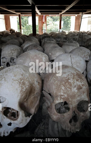 Nahaufnahme von vielen menschlichen Schädeln auf dem Display an einem Memorial Stupa in Choeung Ek (Killing Fields) in der Nähe von Phnom Penh, Kambodscha Stockfoto