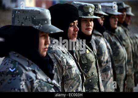 Herat. 3. Dezember 2014. Afghanische Polizistinnen stehen stramm während ihrer Ausbildung in einem Polizei-Ausbildungszentrum in der Provinz Herat im Westen Afghanistans, 3. Dezember 2014. © Sardar/Xinhua/Alamy Live-Nachrichten Stockfoto