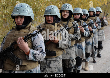 Herat. 3. Dezember 2014. Afghanische Polizistinnen in der Schlange stehen während ihrer Ausbildung in einem Polizei-Ausbildungszentrum in der Provinz Herat im Westen Afghanistans, 3. Dezember 2014. © Sardar/Xinhua/Alamy Live-Nachrichten Stockfoto