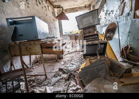 alte Foto-Ausrüstung in JUPITER-Fabrik in Pripyat verlassene Stadt, Sperrzone von Tschernobyl, Ukraine Stockfoto