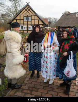 Lehde, Deutschland. 6. Dezember 2014. Die so genannte Gegenwart geben Kind Brauch, (C), eine alte vorweihnachtliche entlang der Lausitz und seine Gefährten der Weihnachtsmarkt im Freilichtmuseum in Lehde, Deutschland, 6. Dezember 2014. Besucher können die Messe mit einem Baot besuchen und erfahren viel über die Sitten und Gebräuche der Bewohner des Spreewaldes. Foto: Patrick Pleul/Dpa/Alamy Live News Stockfoto