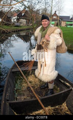 Lehde, Deutschland. 6. Dezember 2014. "Rumpodich", steht Santas Little Helper des Spreewaldes auf einem Boot auf dem Weihnachtsmarkt in das Freilichtmuseum in Lehde, Deutschland, 6. Dezember 2014. Besucher können die Messe mit einem Baot besuchen und erfahren viel über die Sitten und Gebräuche der Bewohner des Spreewaldes. Foto: Patrick Pleul/Dpa/Alamy Live News Stockfoto