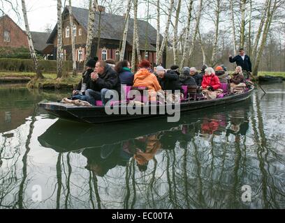 Lehde, Deutschland. 6. Dezember 2014. Besucher besuchen einen Spree Wald Weihnachtsmarkt auf einem Schiff in das Freilichtmuseum in Lehde, Deutschland, 6. Dezember 2014. Besucher können die Messe mit einem Baot besuchen und erfahren viel über die Sitten und Gebräuche der Bewohner des Spreewaldes. Foto: Patrick Pleul/Dpa/Alamy Live News Stockfoto