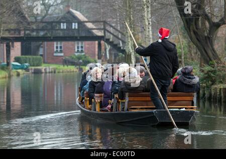 Lehde, Deutschland. 6. Dezember 2014. Besucher besuchen einen Spree Wald Weihnachtsmarkt auf einem Schiff in das Freilichtmuseum in Lehde, Deutschland, 6. Dezember 2014. Besucher können die Messe mit einem Baot besuchen und erfahren viel über die Sitten und Gebräuche der Bewohner des Spreewaldes. Foto: Patrick Pleul/Dpa/Alamy Live News Stockfoto