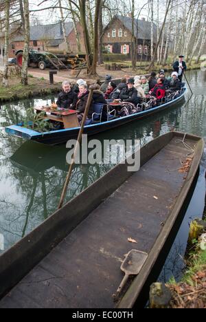 Lehde, Deutschland. 6. Dezember 2014. Besucher besuchen einen Spree Wald Weihnachtsmarkt auf einem Schiff in das Freilichtmuseum in Lehde, Deutschland, 6. Dezember 2014. Besucher können die Messe mit einem Baot besuchen und erfahren viel über die Sitten und Gebräuche der Bewohner des Spreewaldes. Foto: Patrick Pleul/Dpa/Alamy Live News Stockfoto