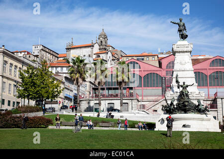 Statue von Prinz Heinrich der Seefahrer und alten Stadt Porto. (Praça Do Infante Dom Henrique Square) Stockfoto