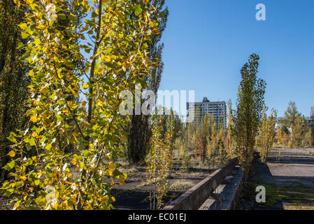 16-geschossigen Mehrfamilienhaus mit Emblem der sowjetischen Ukraine in Pripyat verlassene Stadt, Sperrzone von Tschernobyl, Ukraine Stockfoto