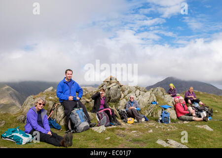 Gruppe von lokalen Wanderer unter einer Mittagspause Yr Aran Gipfel in Berge von Snowdonia-Nationalpark, Gwynedd, North Wales, UK Stockfoto