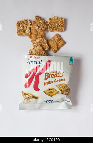 Packung Kellogg's Special K Mini Breaks mellow Karamell mit Inhalt geöffnet auf weißem Hintergrund verschüttete isoliert Stockfoto