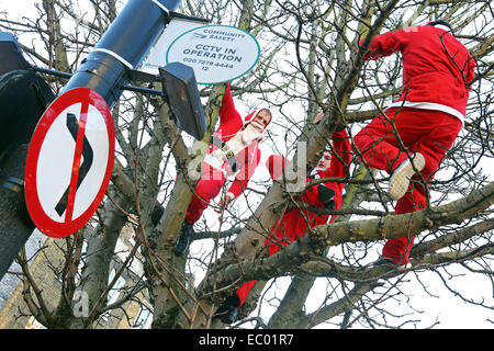 London, UK. 6. Dezember 2014. Teilnehmer verkleidet als Weihnachtsmann in 2014 London Santacon in den Straßen von Camden, London feiert seinen 20. Anniversdary diesem Jahr Credit: Paul Brown/Alamy Live News Stockfoto