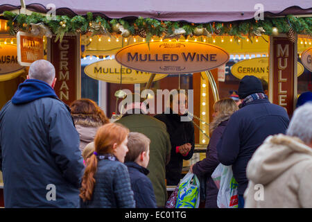 Southport, Merseyside, UK. 6. Dezember 2014. Weihnachtsmarkt öffnet sich. Weihnachtliche Holz- Märkte auf der Chapel Street und Rathaus Gärten öffnen Mit 30 Ständen und Sefton Rat hat erklärt einen Tag gratis Parken in der Stadt. Marktstände in diesem Jahr, in der Chapel Street und das Rathaus Gärten, wird das Fest der yuletide Jahreszeit hinzufügen stationiert, und lokalen Künstlern, ausländische Lebensmittel, Käse, Leinwände, Drucke, Wollwaren, handgefertigten Holz- Plaques und Schriftzug und andere einzigartige und wunderschöne Handwerk. Stockfoto