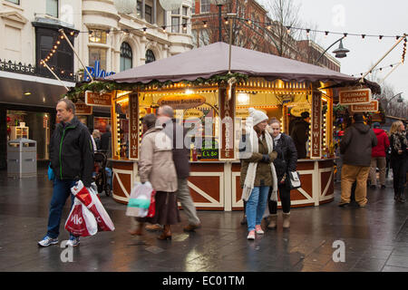 Southport, Merseyside, UK. 6. Dezember 2014. Deutsche Wurst bereit stand für die Unternehmen als Weihnachtsmarkt öffnet sich. Weihnachtliche Holz- Märkte auf der Chapel Street und Rathaus Gärten öffnen Mit 30 Ständen und Sefton Rat hat erklärt einen Tag gratis Parken in der Stadt. Marktstände in diesem Jahr, in der Chapel Street und das Rathaus Gärten, wird das Fest der yuletide Jahreszeit hinzufügen stationiert, und lokalen Künstlern, ausländische Lebensmittel, Käse, Leinwände, Drucke, Wollwaren, handgefertigten Holz- Plaques und Schriftzug und andere einzigartige und wunderschöne Handwerk. Stockfoto