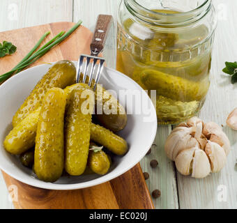 saure Gurken auf einen Teller und Glas jar. Selektiven Fokus Stockfoto