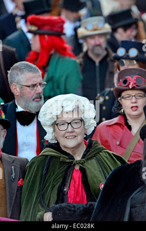 Rochester, Kent, UK. 6. Dezember 2014. Dickens Christmas Festival - Parade durch die Hauptstraße der Stadt. Menschen in Tracht Stockfoto