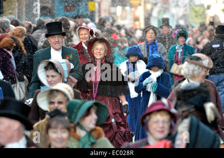 Rochester, Kent, UK. 6. Dezember 2014. Dickens Christmas Festival - Parade durch die Hauptstraße der Stadt. Älteres Ehepaar in Tracht Stockfoto