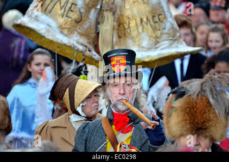 Rochester, Kent, UK. 6. Dezember 2014. Dickens Christmas Festival - Parade durch die Hauptstraße der Stadt. Stockfoto