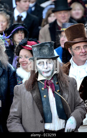 Rochester, Kent, UK. 6. Dezember 2014. Dickens Christmas Festival - Parade durch die Hauptstraße der Stadt. Menschen in Dickens Kostüm Stockfoto