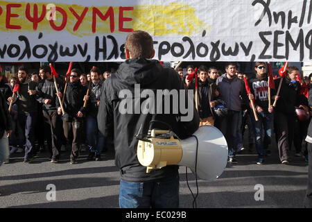 Athen, Griechenland. 6. Dezember 2014. Griechischen Demonstranten rufen Parolen während einer massiven Demonstration zum Gedenken an den tödlichen Schüssen-15-jährigen Alexandros Grigoropoulos im Jahr 2009 in Athen, Hauptstadt von Griechenland, am 6. Dezember 2014. Bildnachweis: Marios Lolos/Xinhua/Alamy Live-Nachrichten Stockfoto