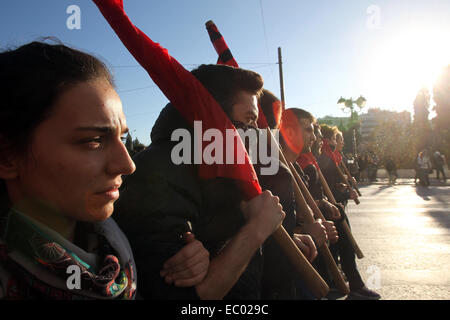 Athen, Griechenland. 6. Dezember 2014. Griechischen Demonstranten an eine massive Demonstration zum Gedenken an den tödlichen Schüssen-15-jährigen Alexandros Grigoropoulos im Jahr 2009 in Athen, Hauptstadt von Griechenland, am 6. Dezember 2014 teilnehmen. Bildnachweis: Marios Lolos/Xinhua/Alamy Live-Nachrichten Stockfoto