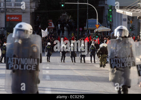 Athen, Griechenland. 6. Dezember 2014. Griechische Polizisten Wache während einer massiven Demonstration zum Gedenken an den tödlichen Schüssen-15-jährigen Alexandros Grigoropoulos im Jahr 2009 in Athen, Hauptstadt von Griechenland, am 6. Dezember 2014. Bildnachweis: Marios Lolos/Xinhua/Alamy Live-Nachrichten Stockfoto