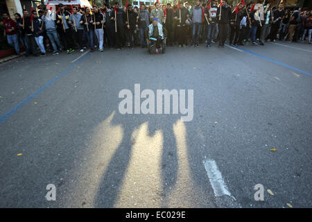 Athen, Griechenland. 6. Dezember 2014. Griechischen Demonstranten an eine massive Demonstration zum Gedenken an den tödlichen Schüssen-15-jährigen Alexandros Grigoropoulos im Jahr 2009 in Athen, Hauptstadt von Griechenland, am 6. Dezember 2014 teilnehmen. Bildnachweis: Marios Lolos/Xinhua/Alamy Live-Nachrichten Stockfoto