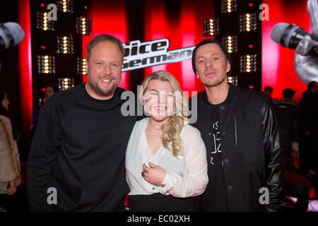 Berlin, Deutschland. 5. Dezember 2014. Die Juroren Smudo (L) und Michi Beck und Kandidat Charley Ann Schmutzler während der live show "The Voice of Germany" in Berlin, Deutschland, 5. Dezember 2014. Die Show wird auf Braodcaster Sat. 1 ausgestrahlt. Foto: Jörg Carstensen/Dpa/Alamy Live News Stockfoto