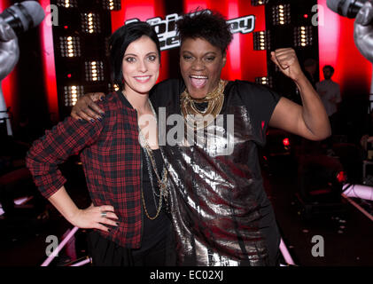 Berlin, Deutschland. 5. Dezember 2014. Juror Stefanie Kloss (L) und Kandidat Marion Campbell während der live-Show "The Voice of Germany" in Berlin, Deutschland, 5. Dezember 2014. Die Show wird auf Braodcaster Sat. 1 ausgestrahlt. Foto: Jörg Carstensen/Dpa/Alamy Live News Stockfoto