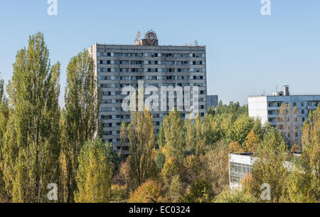 16-geschossigen Mehrfamilienhaus mit Emblem der sowjetischen Ukraine in Pripyat verlassene Stadt, Sperrzone von Tschernobyl, Ukraine Stockfoto