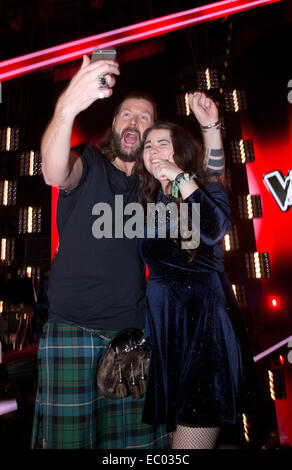 Berlin, Deutschland. 5. Dezember 2014. Juror Rea Garvey und Kandidat Lina Arndt während der live-Show "The Voice of Germany" in Berlin, Deutschland, 5. Dezember 2014. Die Show wird auf Braodcaster Sat. 1 ausgestrahlt. Foto: Jörg Carstensen/Dpa/Alamy Live News Stockfoto