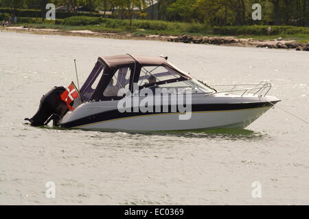 Kleines Boot vor Anker in der Nähe der Küste Stockfoto