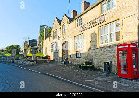 Die Dorf Wedmore, Somerset, St. Marien-Kirche und das George Hotel. Stockfoto