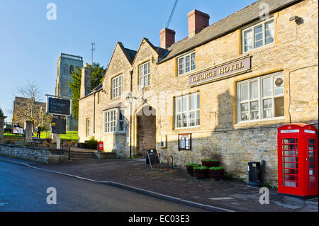 Die Dorf Wedmore, Somerset, St. Marien-Kirche und das George Hotel. Stockfoto