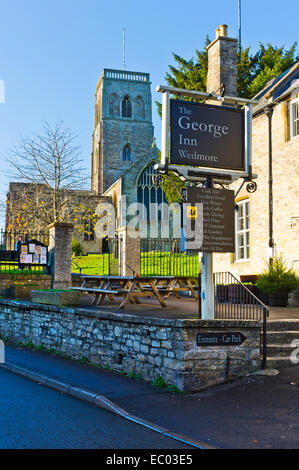 St Mary-Kirche und das George Hotel, in dem Dorf Wedmore, Somerset, Südwest-England. Stockfoto