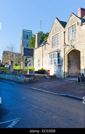 St Mary-Kirche und das George Hotel, in dem Dorf Wedmore, Somerset, Südwest-England. Stockfoto