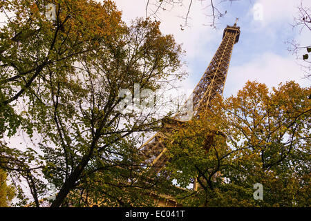 Der Eiffelturm angesehen durch Bäume im Herbst. Paris, Frankreich. Stockfoto
