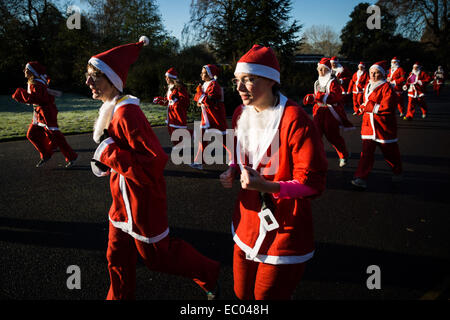 London, UK. 6. Dezember 2014.  Jährliche Charity Santa Run in Battersea Park Credit: Guy Corbishley/Alamy Live-Nachrichten Stockfoto