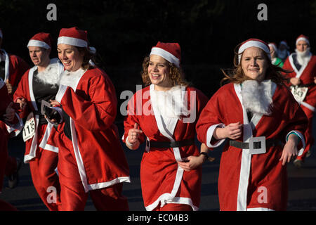 London, UK. 6. Dezember 2014.  Jährliche Charity Santa Run in Battersea Park Credit: Guy Corbishley/Alamy Live-Nachrichten Stockfoto