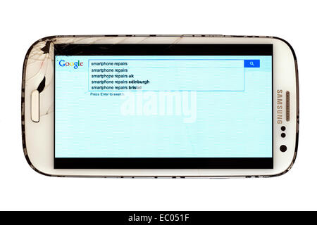 Smartphone mit zertrümmerten Gehäuse und Bildschirm zeigt Internet-Google-Suche nach Werkstatt gelöscht Stockfoto