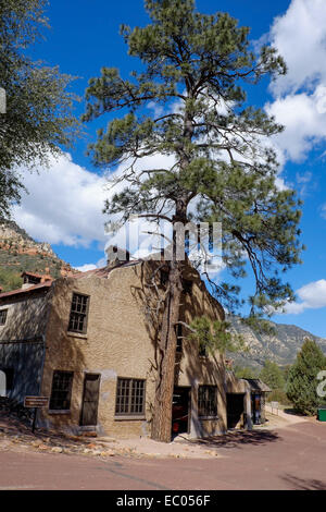 Der Apfel Verpackung Schuppen im alten Obstgarten und Farm, auf der Slide Rock State Park im Oak Creek Canyon, Arizona, USA. Stockfoto