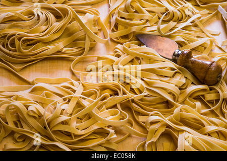 Bandnudeln oder Tagliatelle schneiden bereit, Kochen Stockfoto