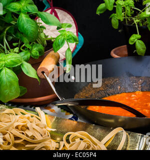 Bandnudeln oder Tagliatelle schneiden bereit, Kochen und sauce bolognese Stockfoto