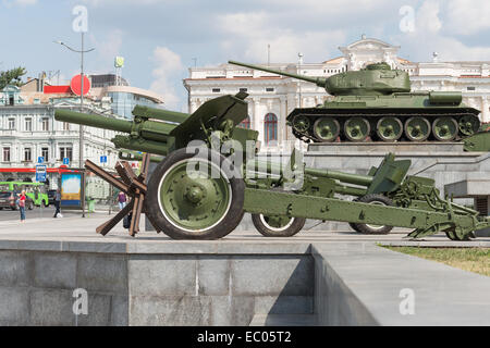 Kanone und Tank in einer ukrainischen Stadt, quadratisch Stockfoto