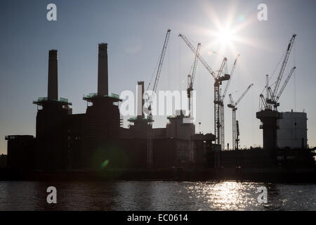 London, Großbritannien. 6. Dezember 2014. Die Sanierung der Battersea Power Station weiter. Credit: Guy Corbishley/Alamy leben Nachrichten Stockfoto