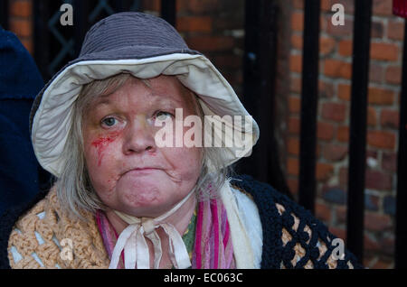 Rochester, Kent, UK. 6. Dezember 2014. Das Rochester Dickens Christmas Festival verfügt über einen Weihnachtsmarkt und Messe im Schlosspark und andere Veranstaltungen in der High Street. Viele Menschen verkleiden sich als Dickens Figuren hinzu, das Ambiente. Das Festival setzt am Sonntag, 7. Dezember und am folgenden Wochenende. Bildnachweis: Paul Martin/Alamy Live-Nachrichten Stockfoto